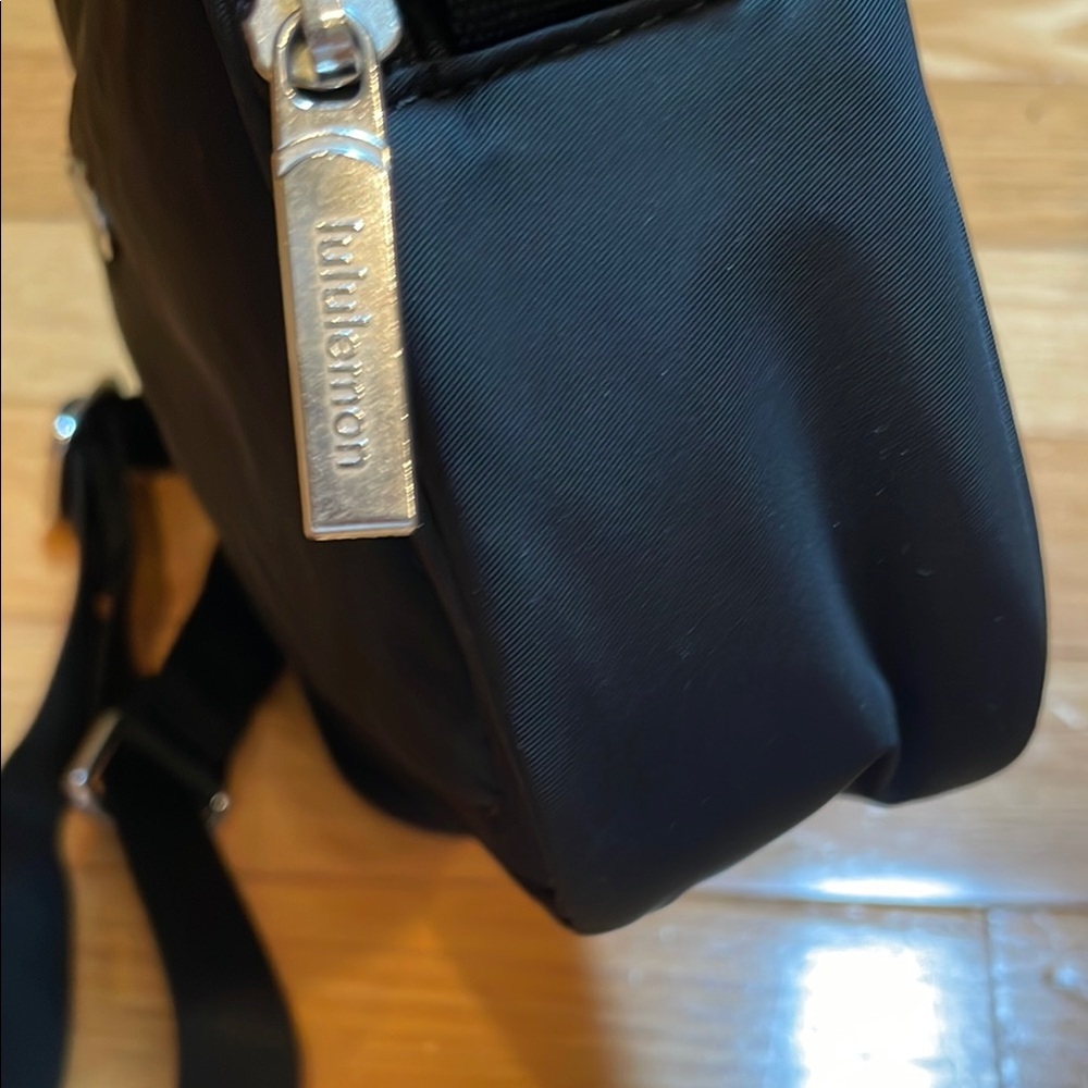 Lululemon Black Belt Bag with Adjustable Straps and Modern Design - Picture 3 of 9